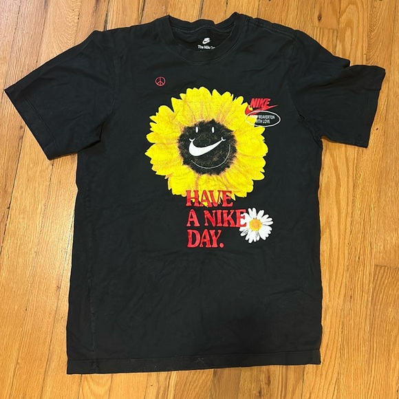 Nike tee - Picture 1 of 4
